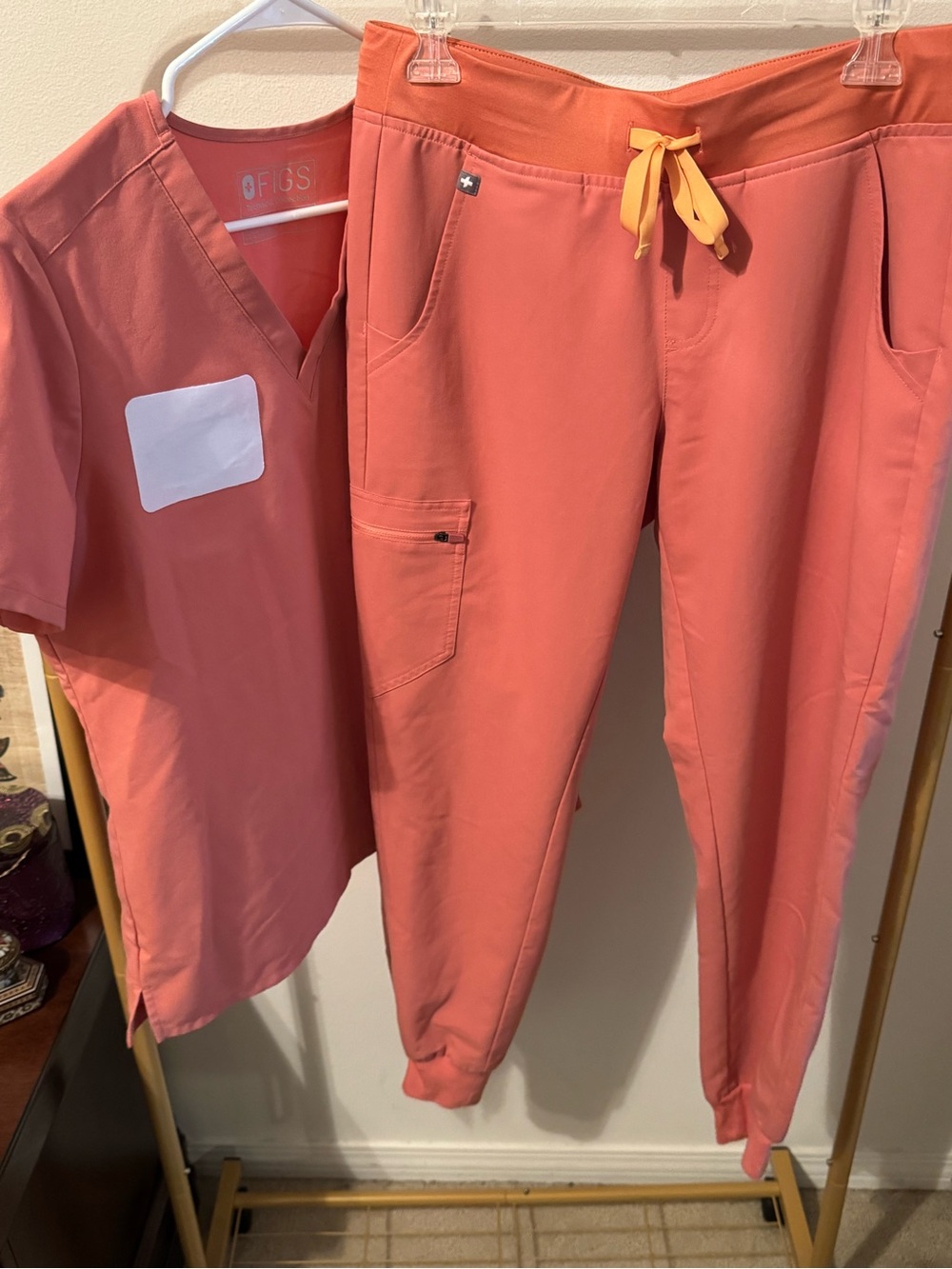FIGS Scrub Set Jogger Pants +
FREE Top
Medium pants + top (M).
Orange